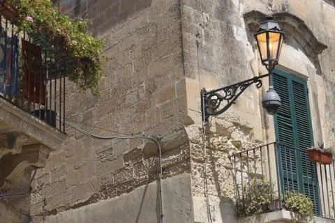 Stylized antique lantern on the front wall of an old residential building. Le Stock Photos