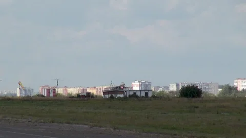 Su-35 multi-role fighter (Flanker-E) lands and releases brake parachute Vídeos de archivo 120682348