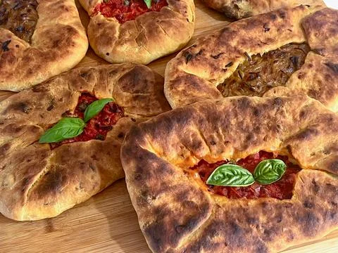 Su Mustazzeddu: Traditional Sardinian Flatbread with Tomato and Basil Stock Photos