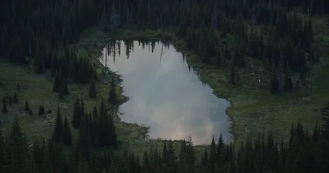 Sub alpin lake in the cascade mountains of Washington State Stock Footage 112224840