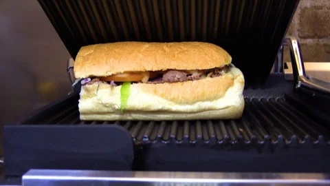Sub sandwich pressed on a Panini grill Vidéo 105983559