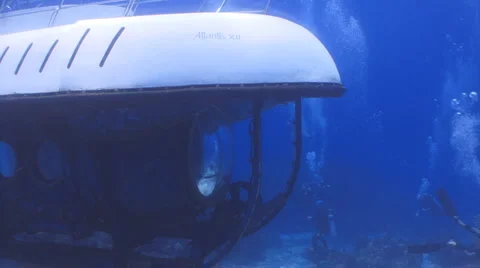 Submarine and divers Видео 2397380