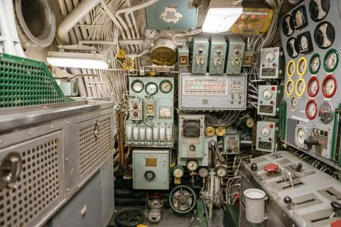 Submarine Engineering Control Panel with Valves and Gauges Foto stock
