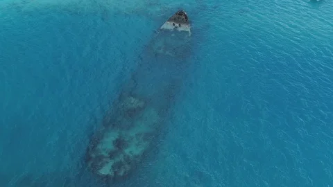 Submerged Shipwreck Outlined in Clear Bermuda Shallows 스톡 동영상 93360845