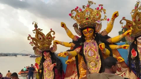 Submersion of Durga idol on the day of bijoya dosomi by unidentified group Vidéo 163963608