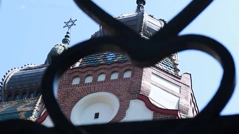 Subotica Synagogue Architecture Framed Through Wrought Iron Gate Vidéo 331136595