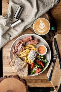 Substantial breakfast in a cafe with bacon, roasted sausage poached egg and s Foto stock