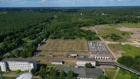Substation distributing electricity close to forest. Lovely aerial view flight Vídeo Stock 315641125