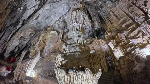 Subterranean cave chamber in Mallorca Vídeos de archivo 334399460