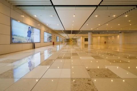 Subterranean passage, modern empty hall between underground stations in Shanghai Foto stock