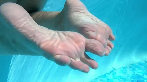 Subtle Waves: Feet Paddling Under Blue Waters 库存影片 269266800