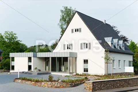 Suburban house Stock-Fotos