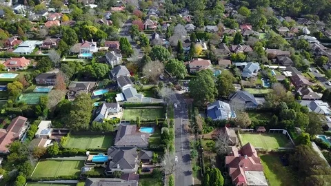 Suburban tracking shot. Vídeos de archivo 77558256