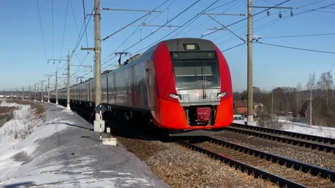 Suburban train ariving to the station Vidéo 151078417