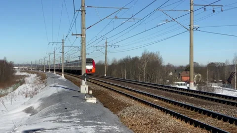Suburban train leaving the station Vidéo 151078426