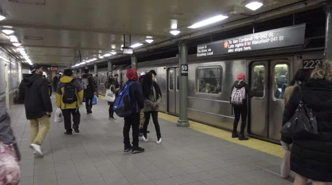 Subway at Columbus Circle - train leaving station with high school kids platform Vidéo 60790151