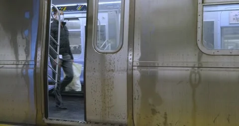 Subway door closing and train departing station. West 4th Street in Manhattan Stock Footage 219404473