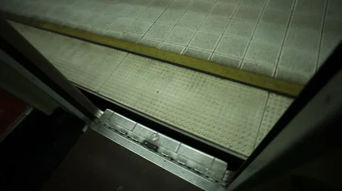 Subway doors closing Stock Footage 46805148