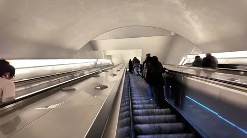 Subway escalator Vídeos de archivo 332666674