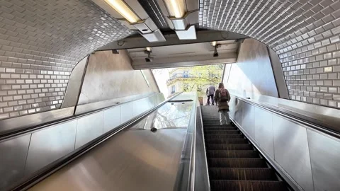 Subway escalator Vídeos de archivo 332667656