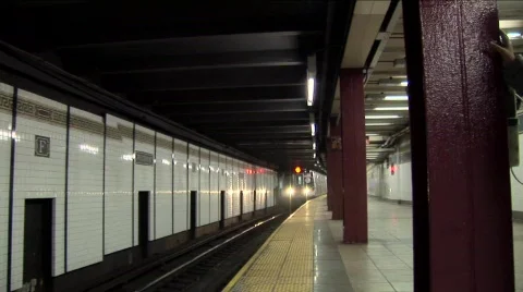 Subway pulls into station Stockbeeldmateriaal 565702