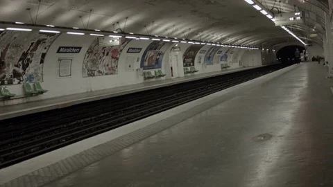 Subway shot in Paris on line 9 Stockbeeldmateriaal 71241704