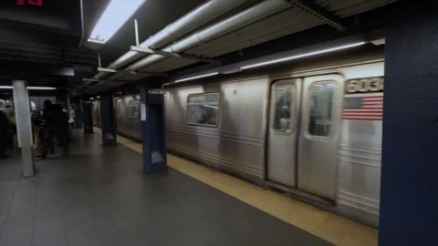 Subway Station Interior Showing Train Arrival Times and Passenger Activities Vidéo 291629432