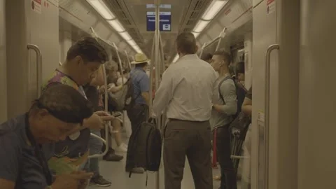 A subway train and people waiting at a station in Panama Vidéo 343747860