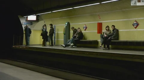 Subway train arriving to platform in Barcelona. Video stock 66579111