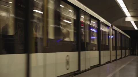 Subway train arriving, Subway in Budapest Video stock 197326391