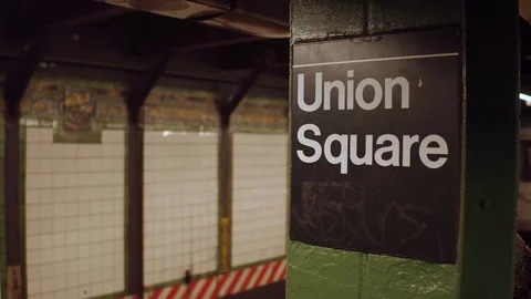 Subway train arriving into Union Square Station with passengers boarding 4k Stock-Footage 84870546