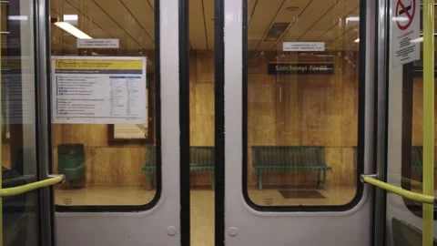 Subway train close the doors, Subway in Budapest 库存影片 197326371