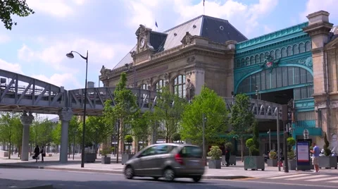A subway train crosses a bridge over a busy road in Paris. Stock Footage 41579628