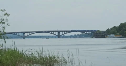 Subway train crosses the river on bridge. Ukraine, Kyiv, mist metro bridge. 動画素材 245287962