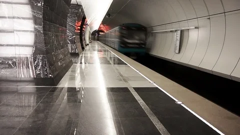 A subway train departs from the empty station late in the evening Видео 73936087