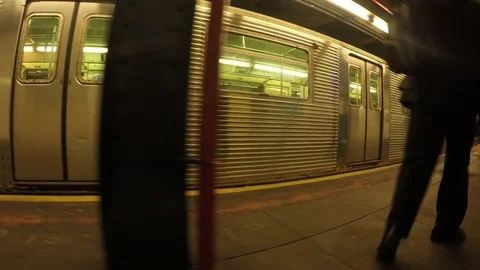 Subway train on Manhattan in NYC 库存影片 77314112