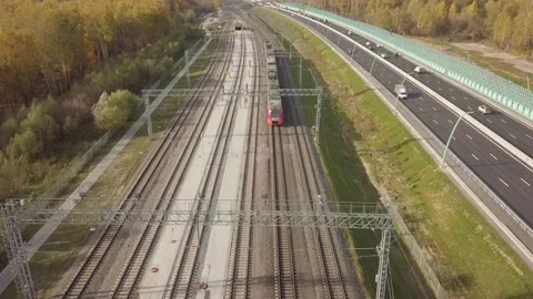 The subway train is moving next to a busy highway Stockbeeldmateriaal 164557877