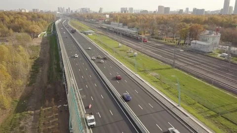 The subway train is moving next to a busy highway Stockbeeldmateriaal 164557917