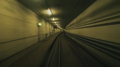 Subway train moving through dark illuminated underground concrete tunnel tr.. Vídeos de archivo 334605343