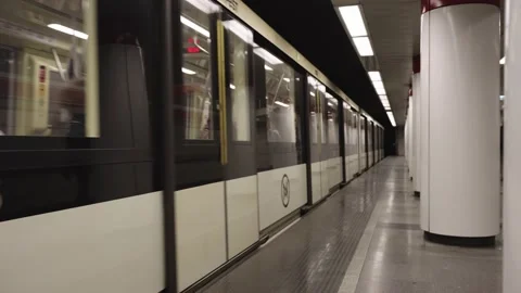 Subway train open the doors, Subway in Budapest 库存影片 197326418