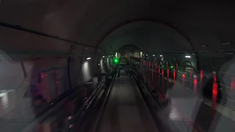 Subway train passing through an underground tunnel Vídeos de archivo 332643979