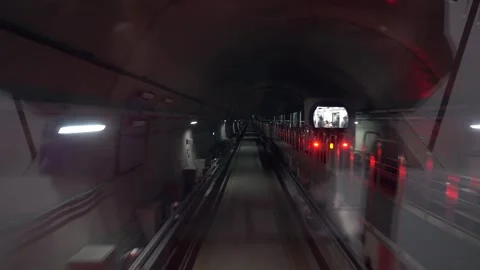 Subway train passing through an underground tunnel Vídeos de archivo 332644021