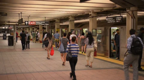 Subway Train Platform Manhattan New York City NYC People Traveling Commuters USA Vídeos de archivo 28020414