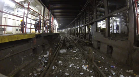 Subway train pull up and stop in New York City 動画素材 37244223