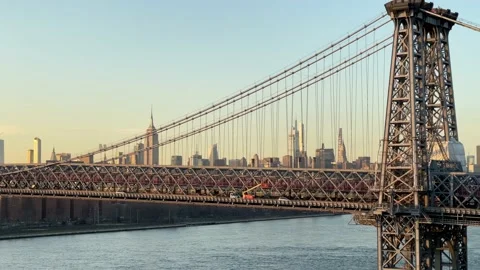 Subway train riding across Williamsburg Bridge and East River Empire State NYC Видео 150890830