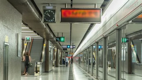 Subway train station interior timelapse in Central, Hong Kong. MTR is the m.. Foto stock