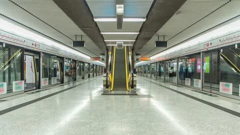 Subway train station interior timelapse in Central with escalator, Hong Kong. Foto stock