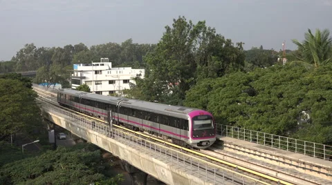 Subway train uses new metro network line in Bangalore India Vidéo 48767915