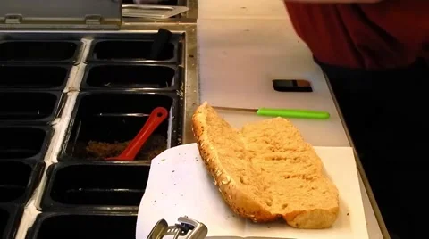 Subway worker preparing sandwich Vídeos de archivo 45314361