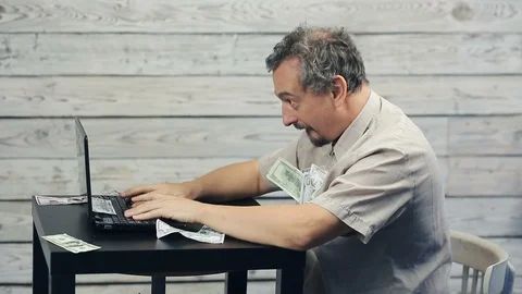 The success of freelancer working at the computer Vidéo 98404852